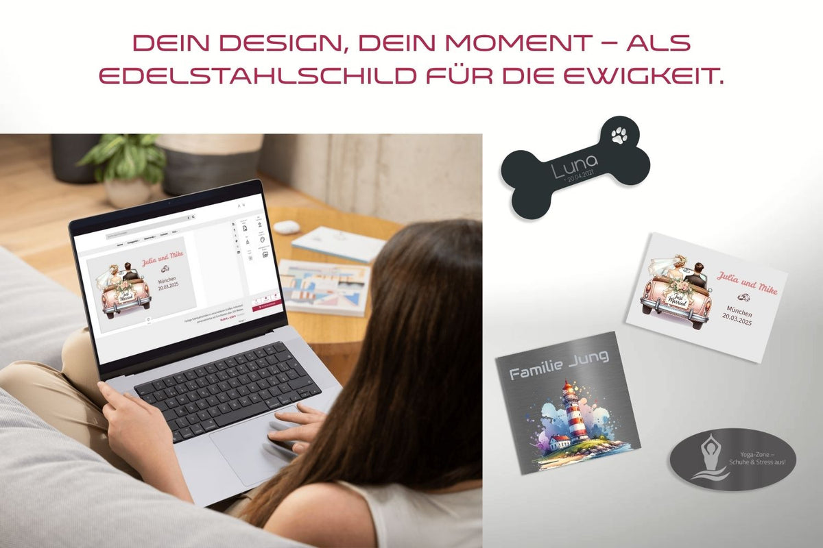 Frau gestaltet personalisiertes Edelstahlschild im Online-Konfigurator von Jung Edelstahl Design mit Beispielmotiven wie Leuchtturm, Hochzeitspaar und Hundemarke.