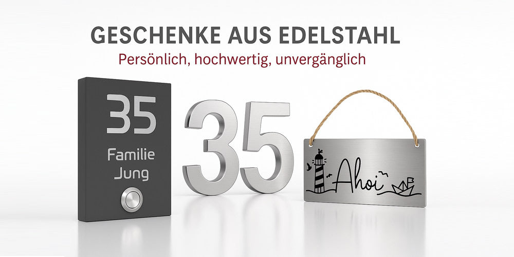 delstahl-Geschenkideen: Schwarze Hausnummer mit Türklingel, freistehende Edelstahl-Zahl 35 und graviertes Schild mit maritimem Motiv und „Ahoi“-Schriftzug.