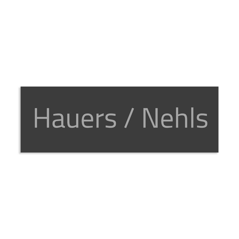 Farbige Edelstahlschilder in verschiedenen Größen. Individuell personalisierbar 40 Schriftarten über 200 Motive.
