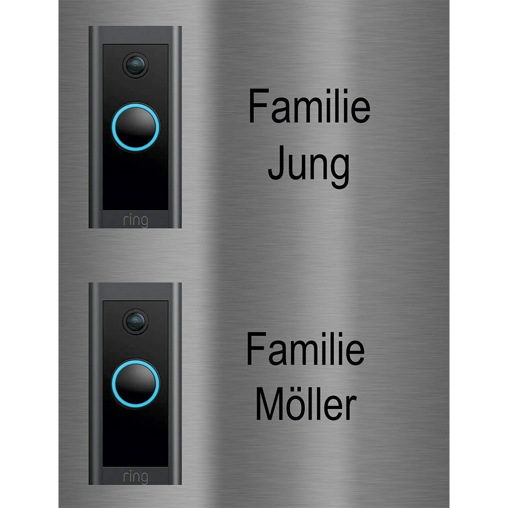 Edelstahl Klingelschild aus V2A mit zwei Ring Doorbell Wired Türklingeln, personalisierbar mit Namen – modernes Namensschild für Haustür, gebürstete Edelstahloberfläche, Beispiel mit „Familie Jung“ und „Familie Möller“.