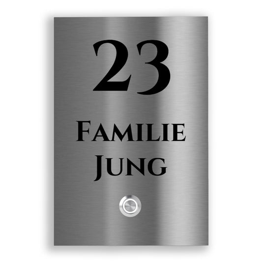 Moderne Türklingel aus gebürstetem V2A Edelstahl mit Gravur „23 Familie Jung“ und integriertem LED-Taster, wetterfest und langlebig.