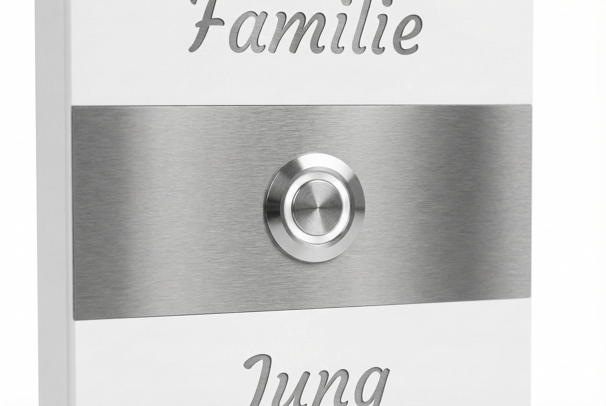 Detailaufnahme der Aufputztürklingel „Bremen“ aus Edelstahl mit rundem Klingeltaster und Namensgravur.