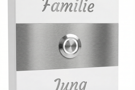 Detailaufnahme der Aufputztürklingel „Bremen“ aus Edelstahl mit rundem Klingeltaster und Namensgravur.