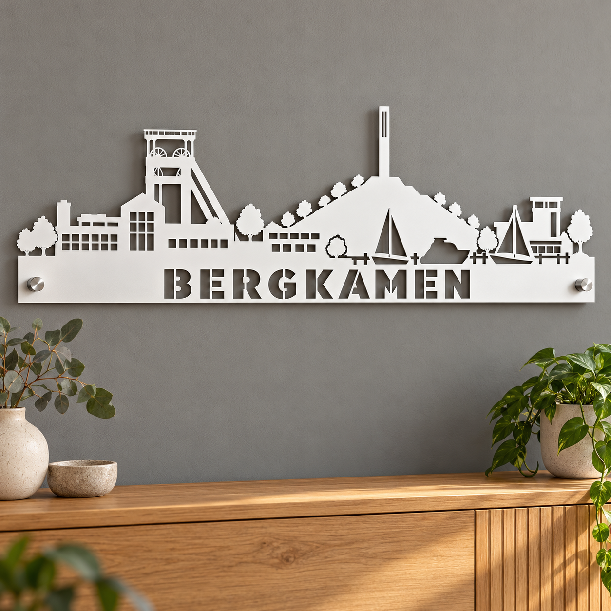 Bergkamen Skyline in Weiß über einem Sideboard mit sichtbaren Edelstahl-Wandabstandshaltern – Gestaltungsvorschau