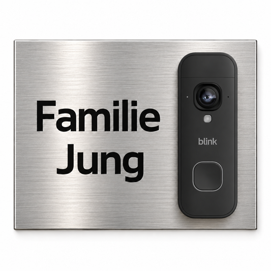 Designvisualisierung: V2A Edelstahl-Dekorschild mit schwarzer Gravur links und schwarzer Blink Videotürklingel 2K+ Batterie