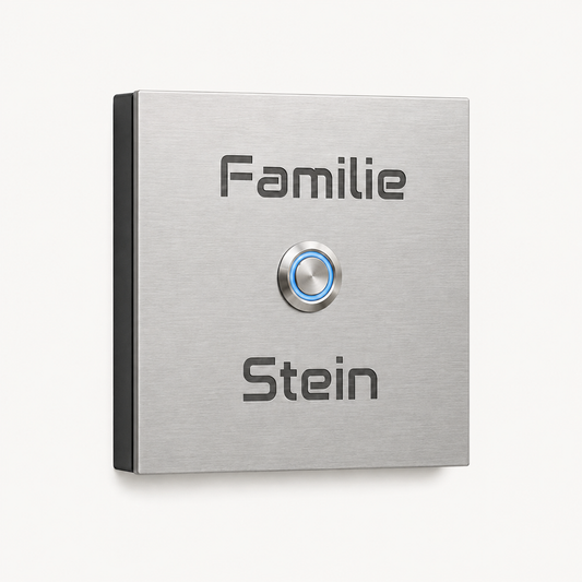 Freisteller der personalisierten Türklingel Bochum 12 × 12 cm aus gebürstetem V2A Edelstahl mit blauem LED-Taster und Gravur Familie Stein