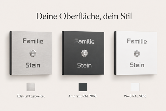 Oberflächen der personalisierten Türklingel Bochum: gebürsteter Edelstahl, Anthrazit RAL 7016 und Weiß RAL 9016
