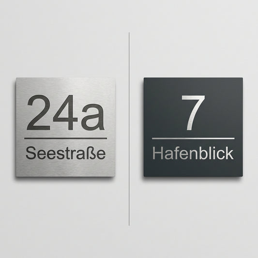Split-Screen Vergleich: links V2A Edelstahl Hausnummernschild 24a Seestraße, rechts anthrazit pulverbeschichtetes Schild RAL 7016 mit Laserabtragung (Edelstahl sichtbar) 7 Hafenblick – Studioaufnahme auf hellem Hintergrund.
