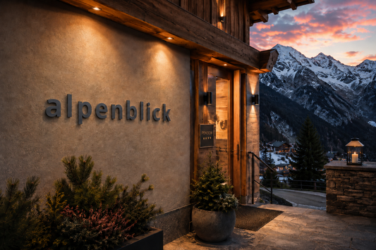 Anwendungsbeispiel Edelstahl-Kleinbuchstaben RAL 7016 als Beschriftung Alpenblick an Chalet Fassade