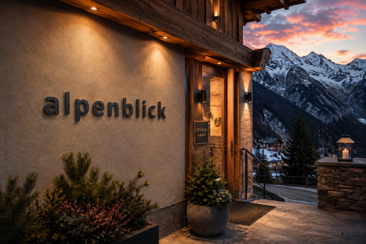 Anwendungsbeispiel schwarze Edelstahl-Kleinbuchstaben als Beschriftung Alpenblick an Chalet Fassade