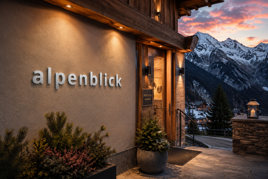 Anwendungsbeispiel Edelstahl-Kleinbuchstaben aus V2A Edelstahl als Beschriftung Alpenblick an Chalet Fassade