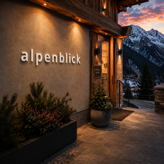 Anwendungsbeispiel weisse Edelstahl-Kleinbuchstaben als Beschriftung Alpenblick an Chalet Fassade