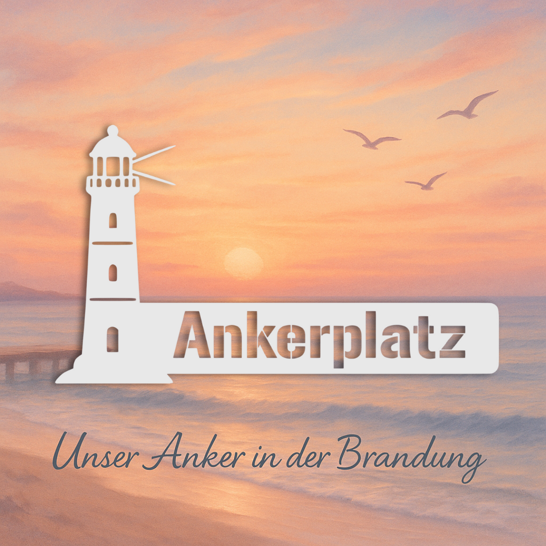 Maritimes Edelstahlschild mit Leuchtturm und Schriftzug „Ankerplatz“ – weiß pulverbeschichtet, vor Sonnenuntergang am Meer – mit dem Spruch: Unser Anker in der Brandung
Personalisierbar