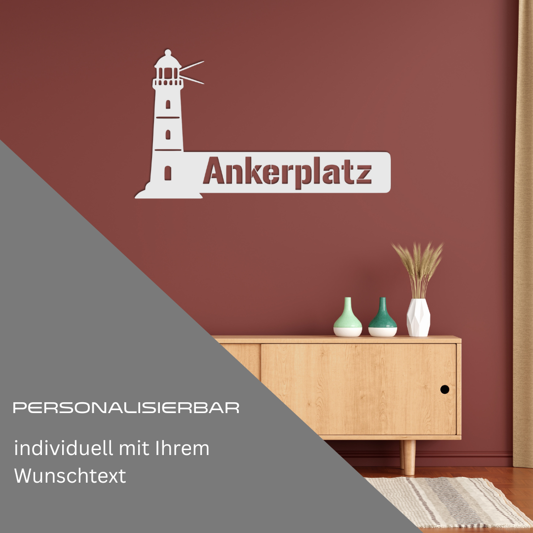 Wandschild aus V2A Edelstahl mit Leuchtturm und Schriftzug „Ankerplatz“ – individuell personalisierbar mit Wunschtext – als stilvolle Dekoration für Innen- oder Außenbereich

