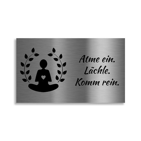 Edelstahl-Yoga-Schild im Lotus-Sitz mit Schriftzug – stilvolle Dekoration für Innen- und Außenbereiche mit Achtsamkeitsbotschaft
