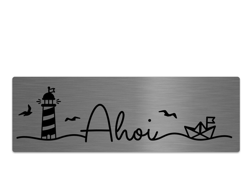 Selbstklebendes Edelstahlschild mit maritimer Illustration – Leuchtturm, Möwen, Schriftzug „Ahoi“ und Papierboot als moderne Tür- oder Wanddeko
