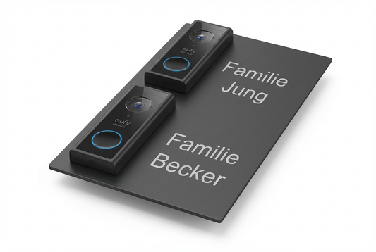 3D-Darstellung einer anthrazitfarbenen Abdeckung für zwei Eufy S220 Video-Türklingeln mit den Gravuren Familie Jung und Familie Becker.
