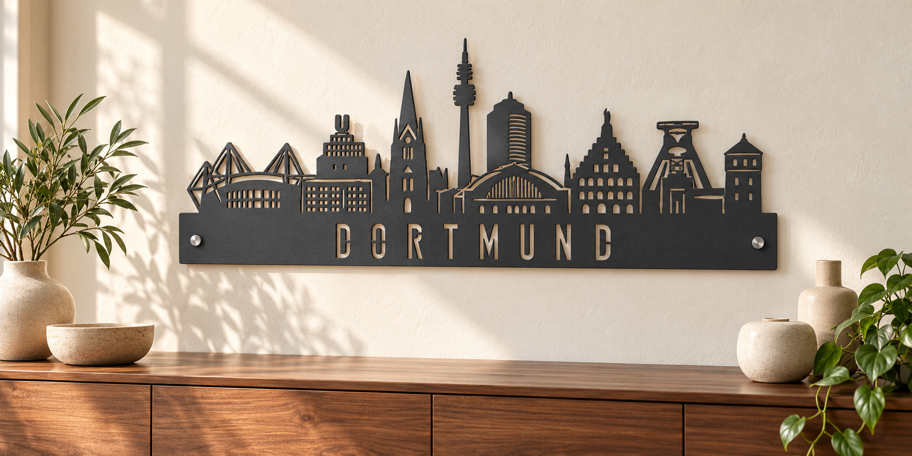 Dortmund Skyline aus V2A-Edelstahl, anthrazit pulverbeschichtet, über einem Sideboard