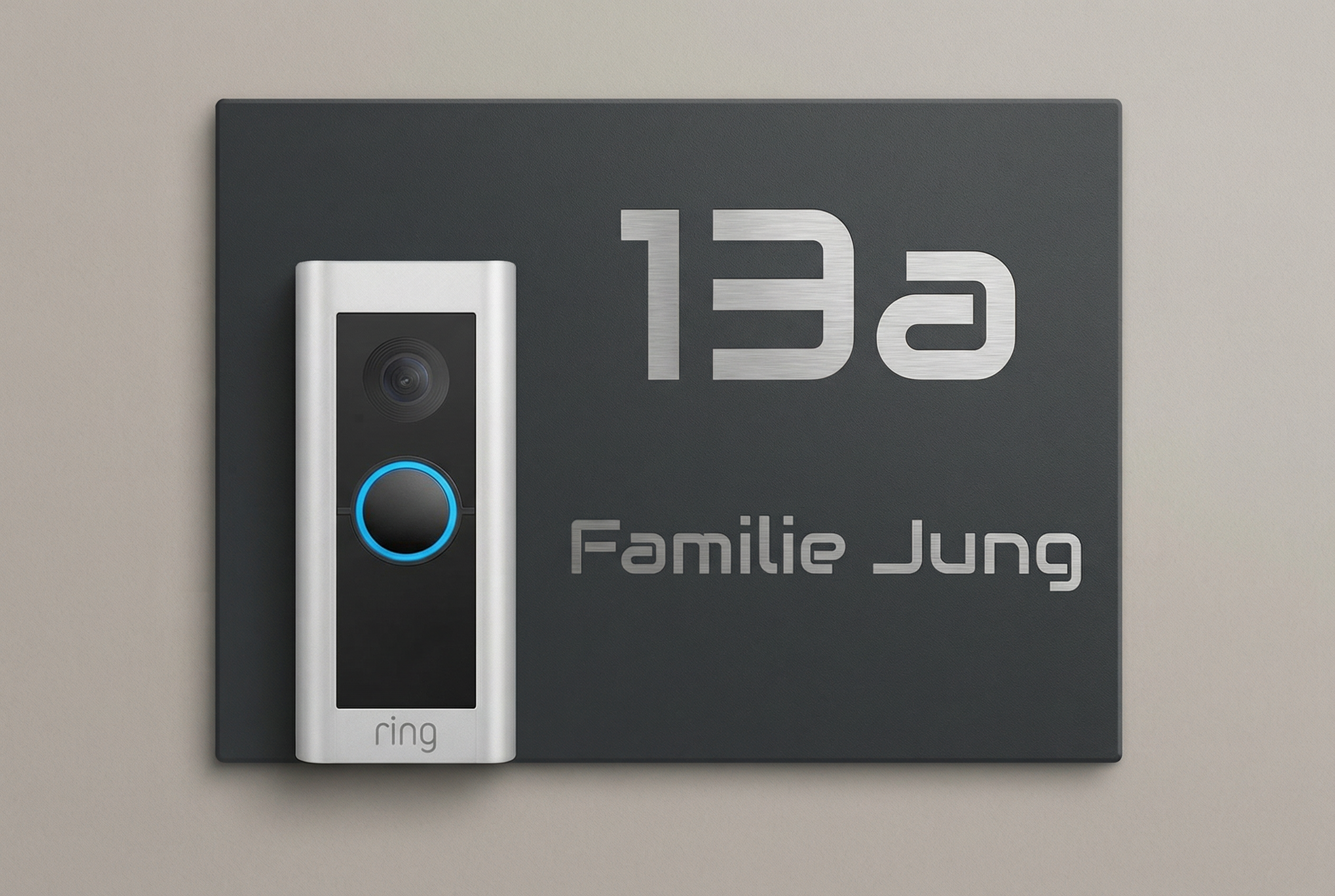 Türklingel mit Hausnummer und Familienname.