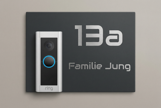 Türklingel mit Hausnummer und Familienname.