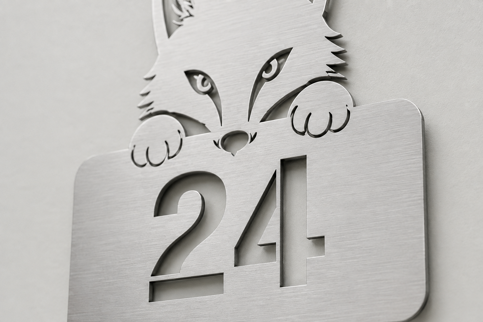 Fuchs Hausnummer 24 – Detailaufnahme der ausgelaserten Ziffern und 2-mm-V2A-Edelstahlkante