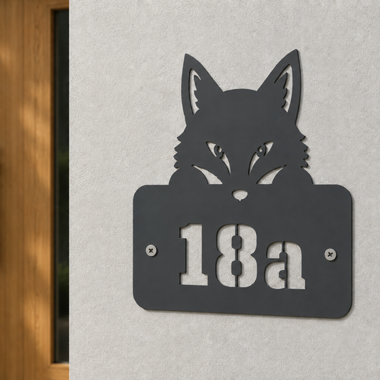 Fuchs Hausnummer 18a in Anthrazit mit sichtbaren Edelstahl-Schrauben an modernem Hauseingang
