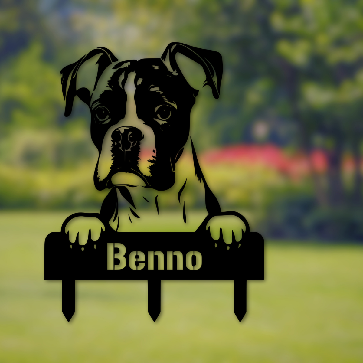 Gartenstecker Boxer Benno in Schwarz vor grünem Gartenhintergrund – personalisierbar mit Namen
