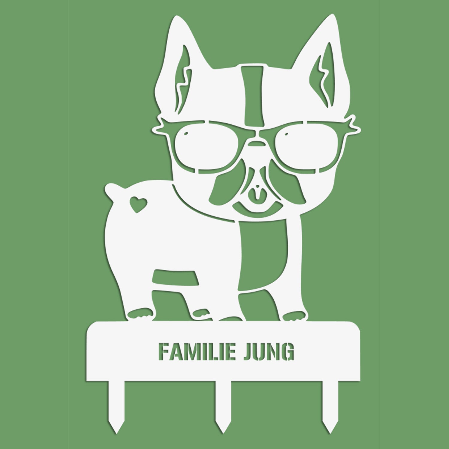 Weiß pulverbeschichteter Gartenstecker in Form einer Bulldogge mit Sonnenbrille und dem Schriftzug „Familie Jung“ – wetterfeste Edelstahldeko in stilvoller Optik.
