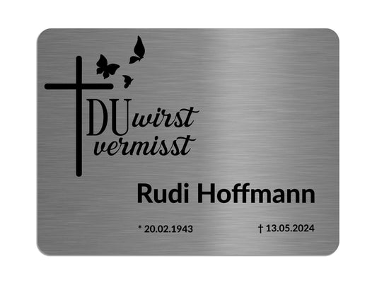 Gedenktafel aus Edelstahl mit Gravur „DU wirst vermisst“, Kreuz und Schmetterlingen – mit Namen Rudi Hoffmann und Datum
