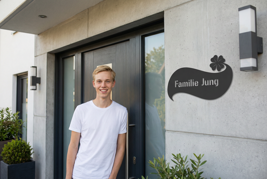 Personalisiertes Glückskleeblatt Türschild aus V2A Edelstahl an moderner Haustür montiert