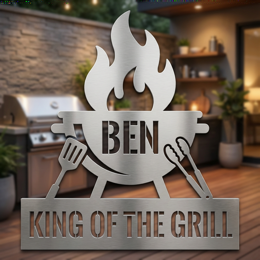 Grillschild aus V2A Edelstahl mit Name Ben und Text King of the Grill in moderner Garten-Lounge.
