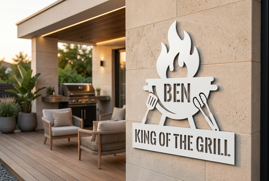 Weißes Grillschild mit Name Ben und dem Schriftzug King of the Grill an heller Outdoor-Wand.