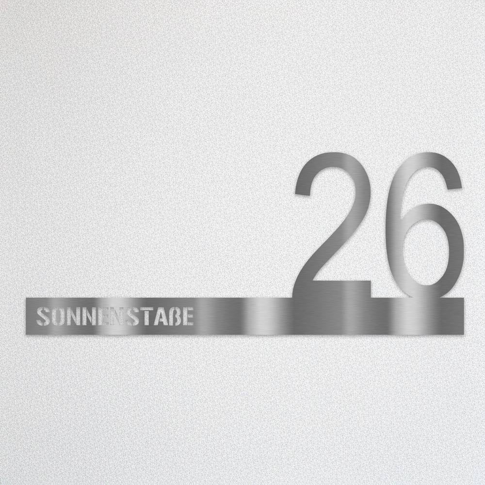 Moderne Edelstahl-Hausnummer mit ausgeschnittener Straßenbezeichnung „Sonnenstraße“ und großer Zahl „26“. In verschiedenen Größen (30–90 cm) und Farben wie Edelstahl, Weiß, Anthrazit, Schwarz oder Eisenglimmer erhältlich. Hochwertig gelasert – zeitloses Design für jede Hausfassade. indivieduell personalisierbar
