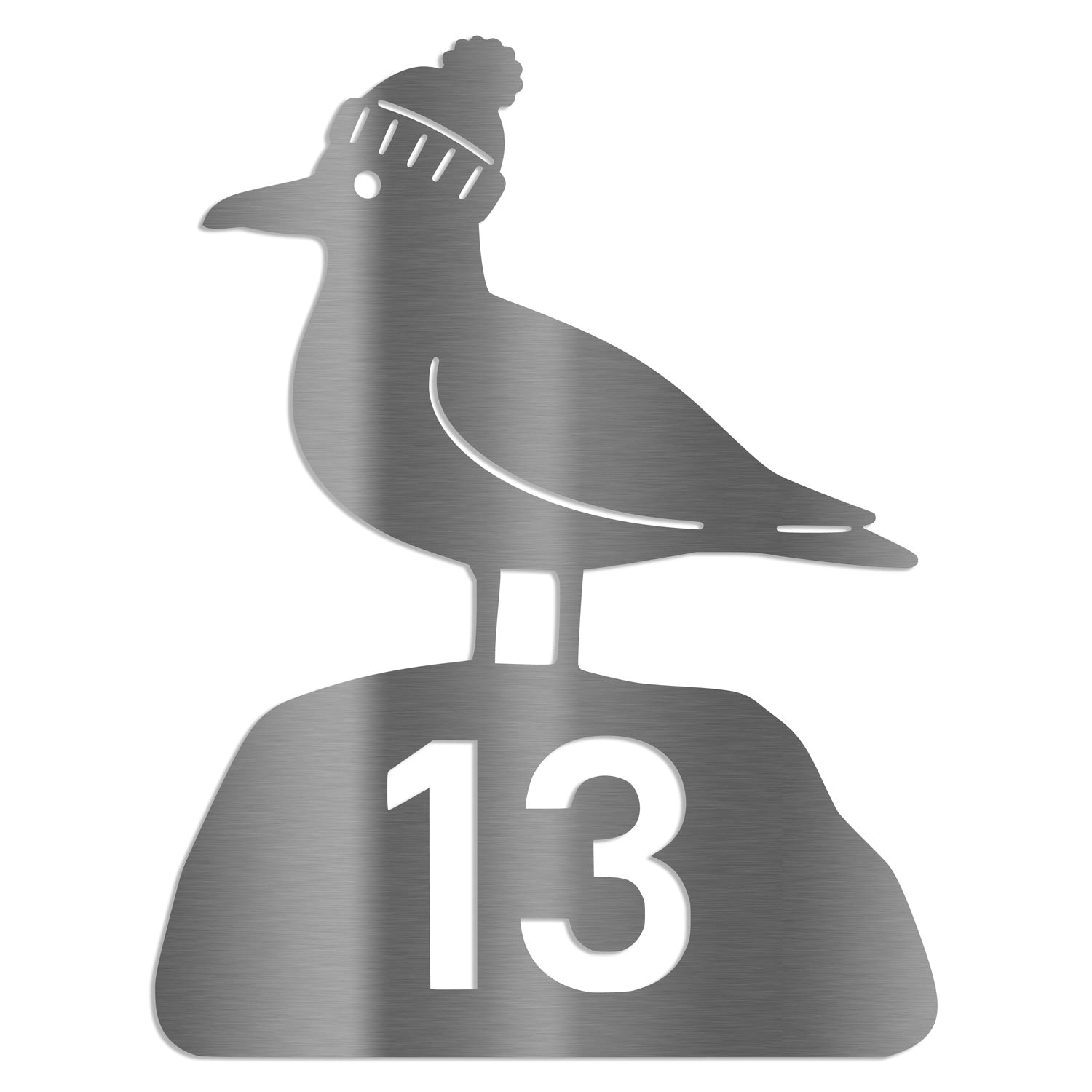 Edelstahl-Hausnummer in Möwenform mit Mütze und Zahl 13, freigestellt auf weißem Hintergrund.