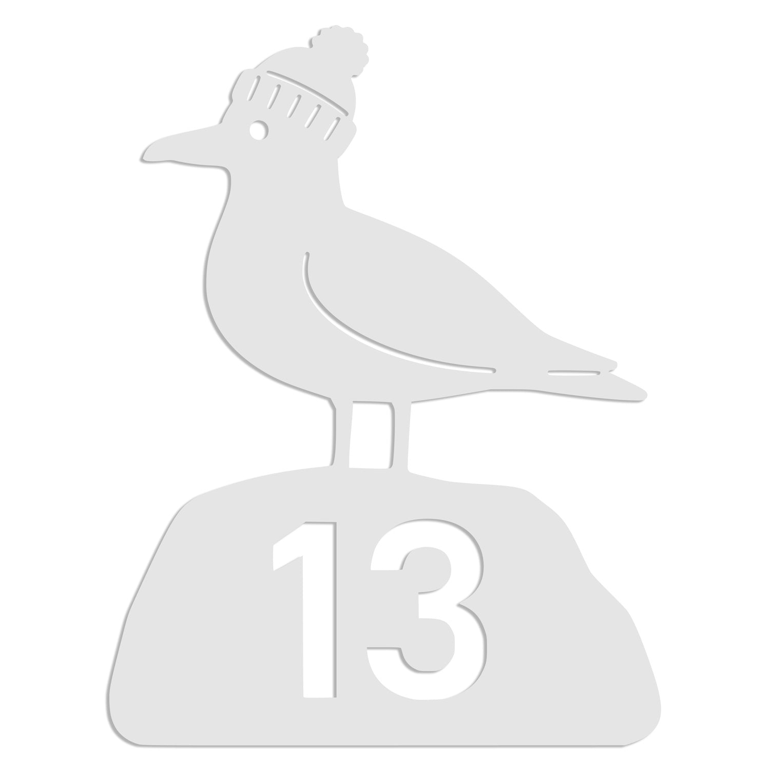 Weiße Version der Möwen-Hausnummer mit ausgeschnittener Zahl 13, freigestellt auf weißem Hintergrund.