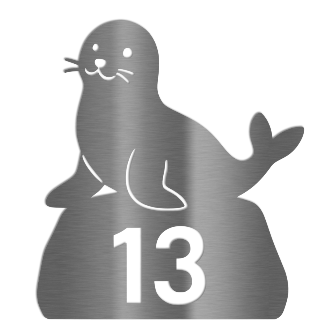 Hausnummer aus V2A Edelstahl in Form eines Seehunds – mit ausgelaserter Zahl, wetterfest und modern für den Außenbereich
