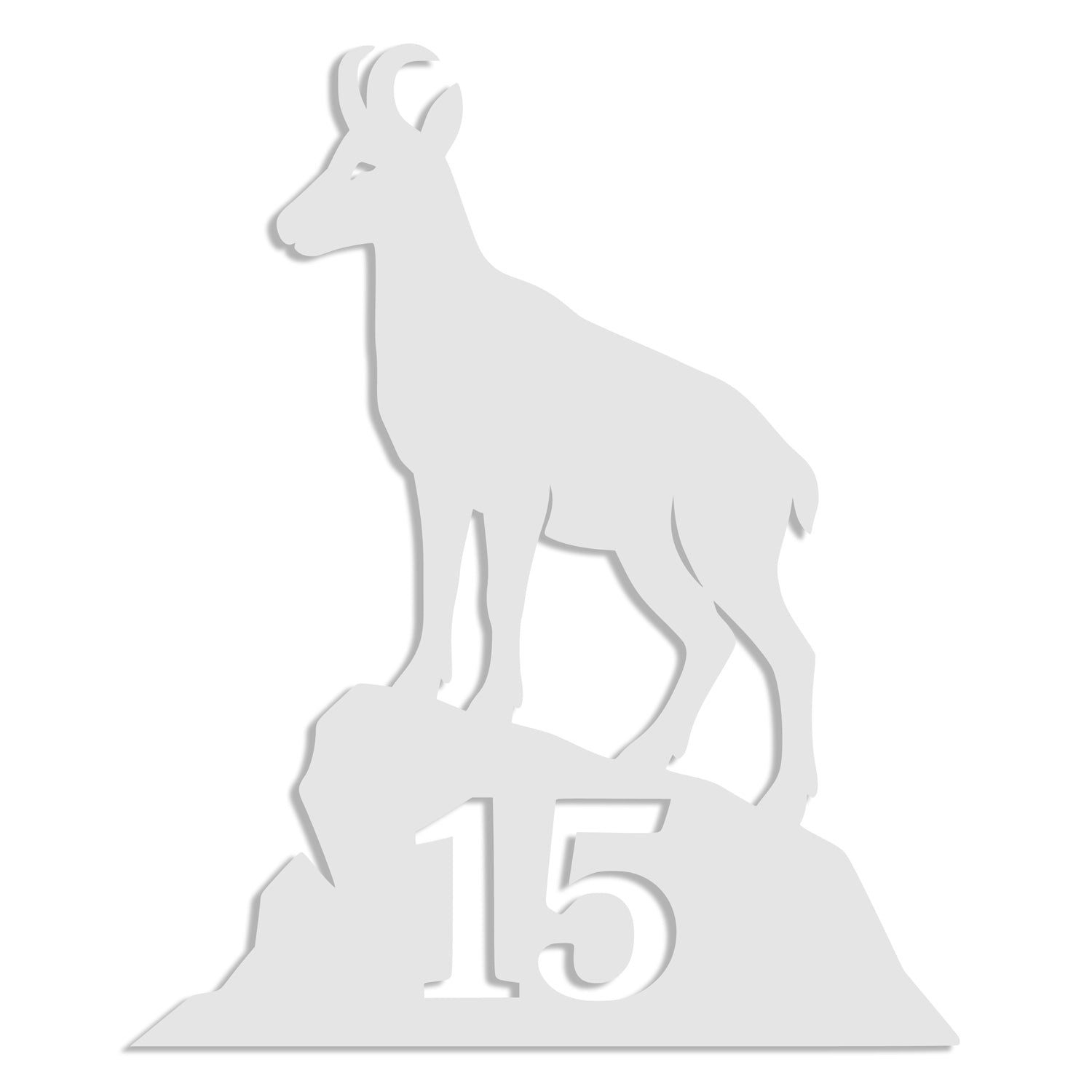 Weiße Hausnummer mit Steinbock-Silhouette und Zahl 15, freigestellt auf Weiß