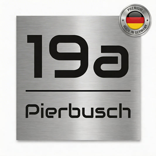Gebürstetes Edelstahl-Hausnummernschild mit „19a“ und „Pierbusch“, Premium-Look auf weißem Hintergrund mit Made-in-Germany-Badge oben rechts.