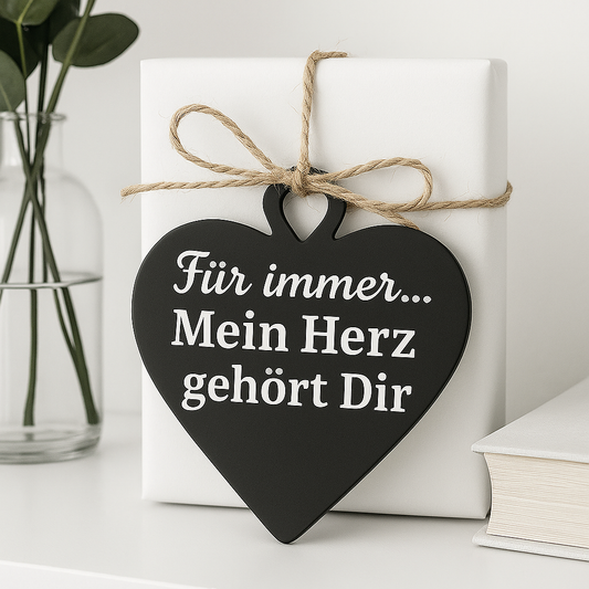 Anthrazitfarbenes Herz mit Gravur „Für immer… Mein Herz gehört Dir“ als stilvolle Geschenkdeko auf weiß verpacktem Geschenk mit Juteschnur.