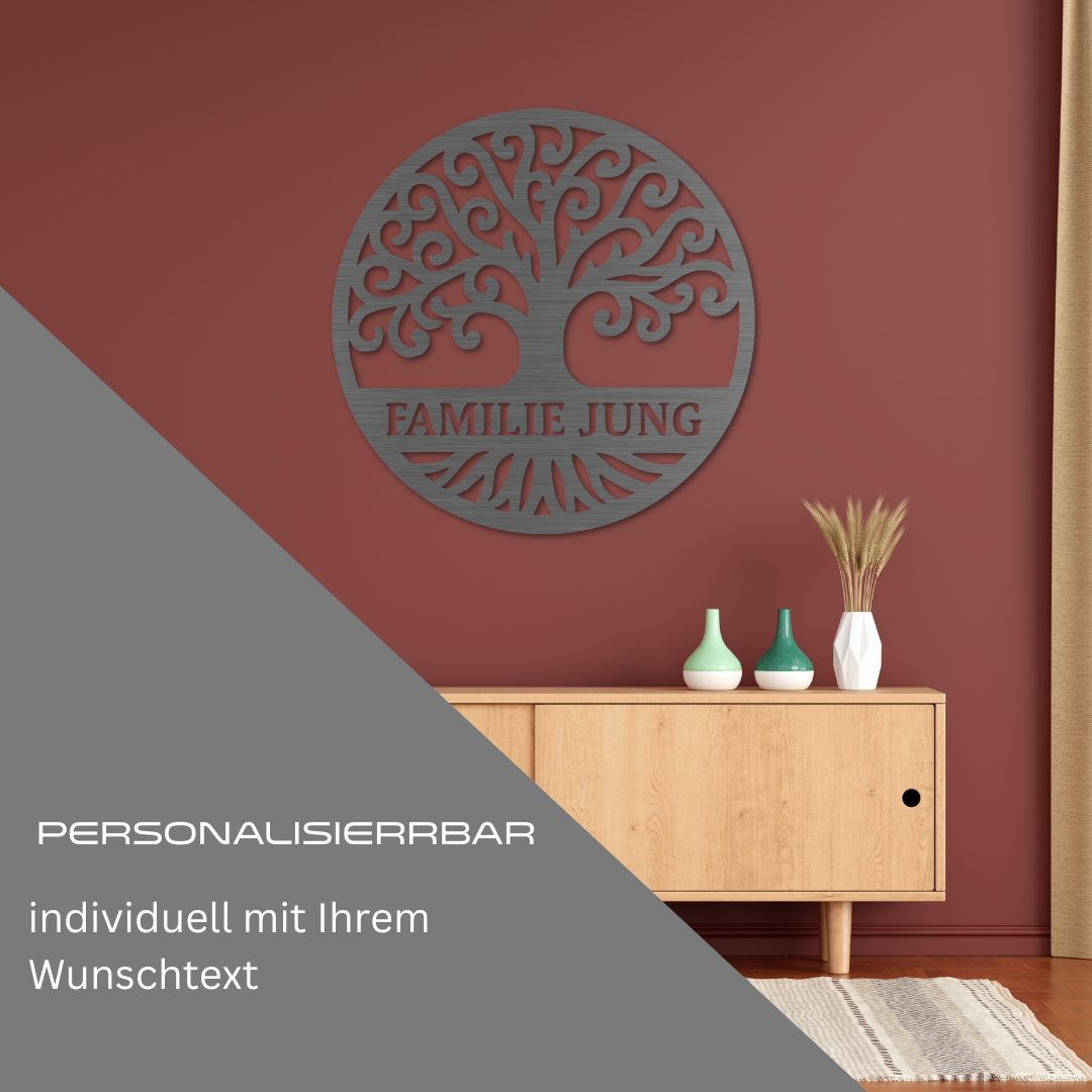 Moodbild: Personalisiertes Edelstahlschild mit Lebensbaum-Motiv und Schriftzug „Familie Jung“ – aus V2A Edelstahl, montiert als Wanddeko im Wohnraum – stilvoll und langlebig

