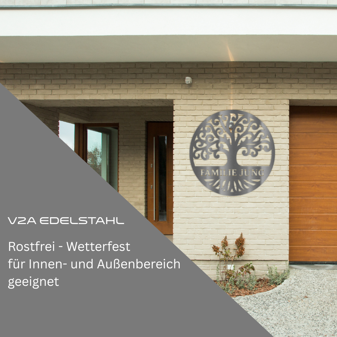 Edelstahlschild mit Lebensbaum und Schriftzug „Familie Jung“ – aus V2A Edelstahl, rostfrei und wetterfest, montiert an heller Hausfassade im Eingangsbereich
