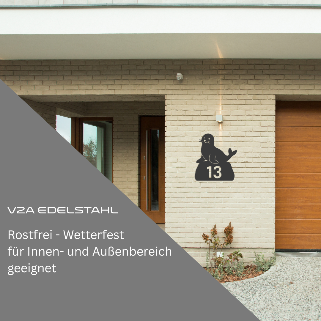 Moodbild: Hausnummer in Seehund-Form aus V2A Edelstahl – in Anthrazit an heller Hauswand montiert – rostfrei, wetterfest, für Außen- und Innenbereich geeignet
