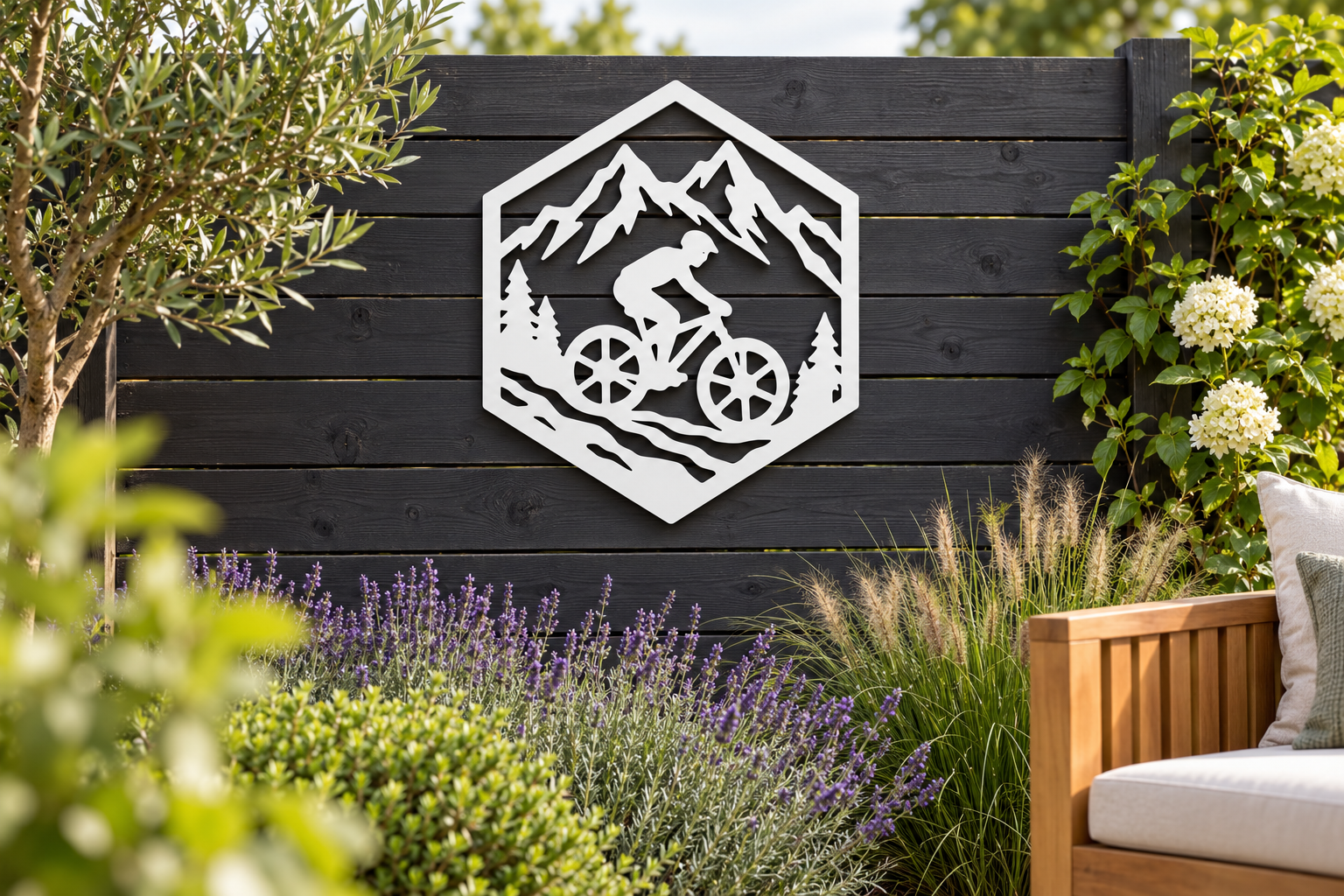 Weiße Mountainbike Wanddeko mit Bergen an einem dunklen Gartenzaun