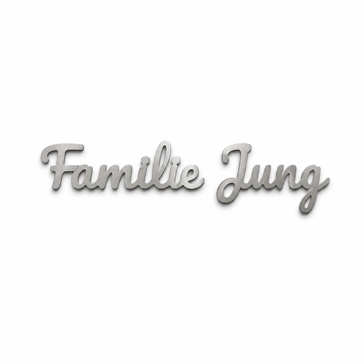 Gebürsteter personalisierter Edelstahl-Schriftzug mit Familiennamen auf weißem Hintergrund