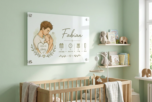 Personalisiertes Acrylschild Mitten ins Herz mit Vater-Baby-Motiv als Wanddekoration im Babyzimmer