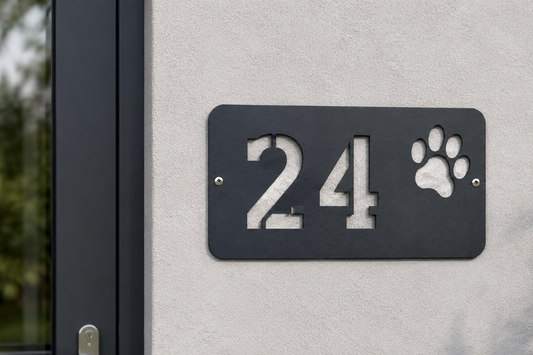 Pfote Lifestyle Anthrazit mit mittigen sichtbaren Edelstahl-Schrauben und ausgelaserter Stencil-Hausnummer 24 – 2:1 Schildform