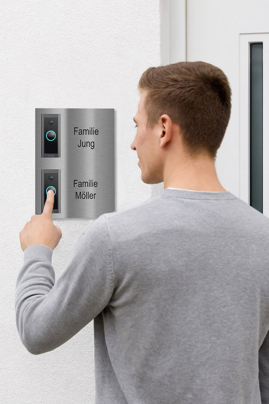 Türschild für Ring Doorbell Wired aus V2A Edelstahl mit Gravur „Familie Jung“ und „Familie Möller“, ein Mann betätigt die Klingel.