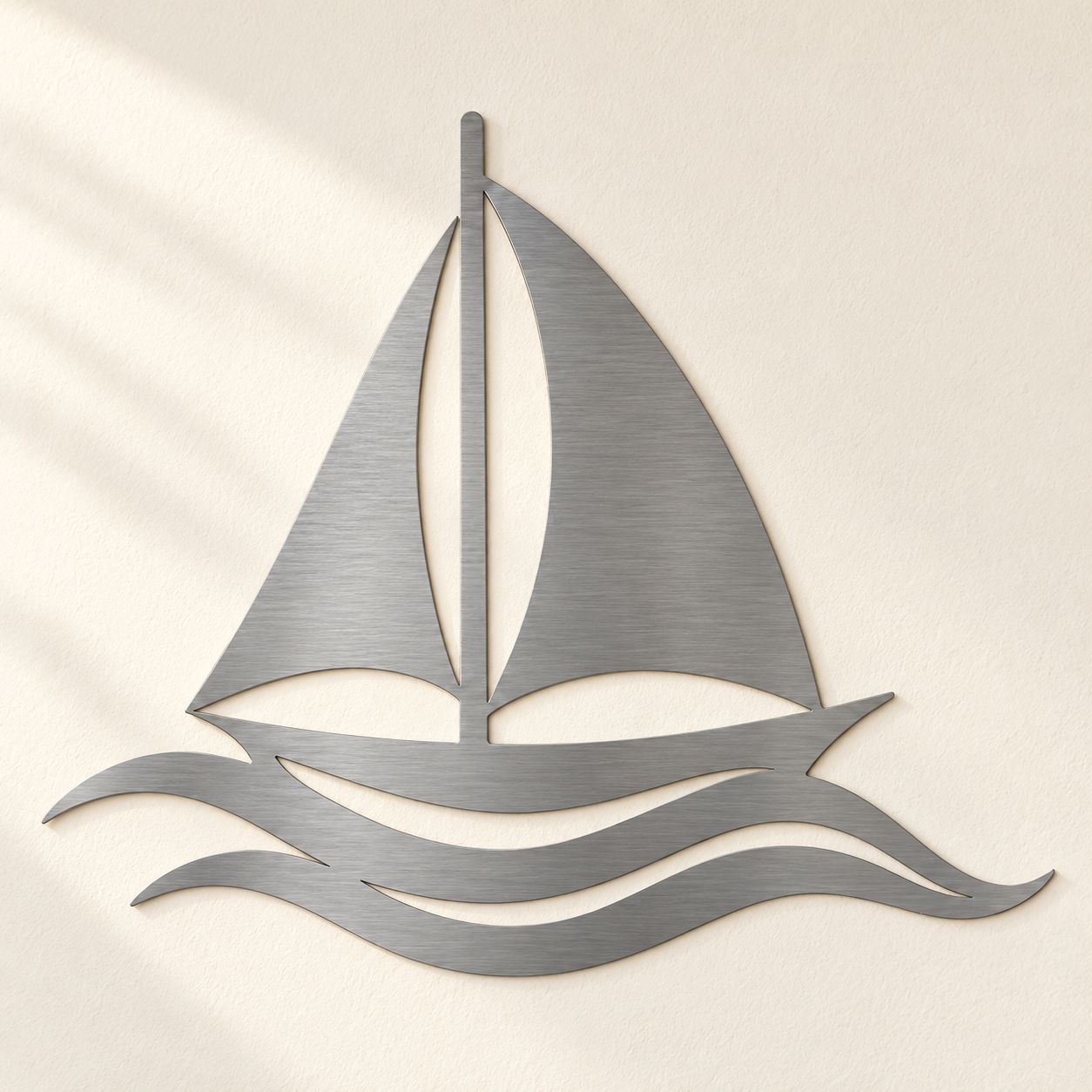 Segelboot Wanddeko aus 2 mm gebürstetem V2A Edelstahl mit schlankem Rumpf und geschwungenen Wellen