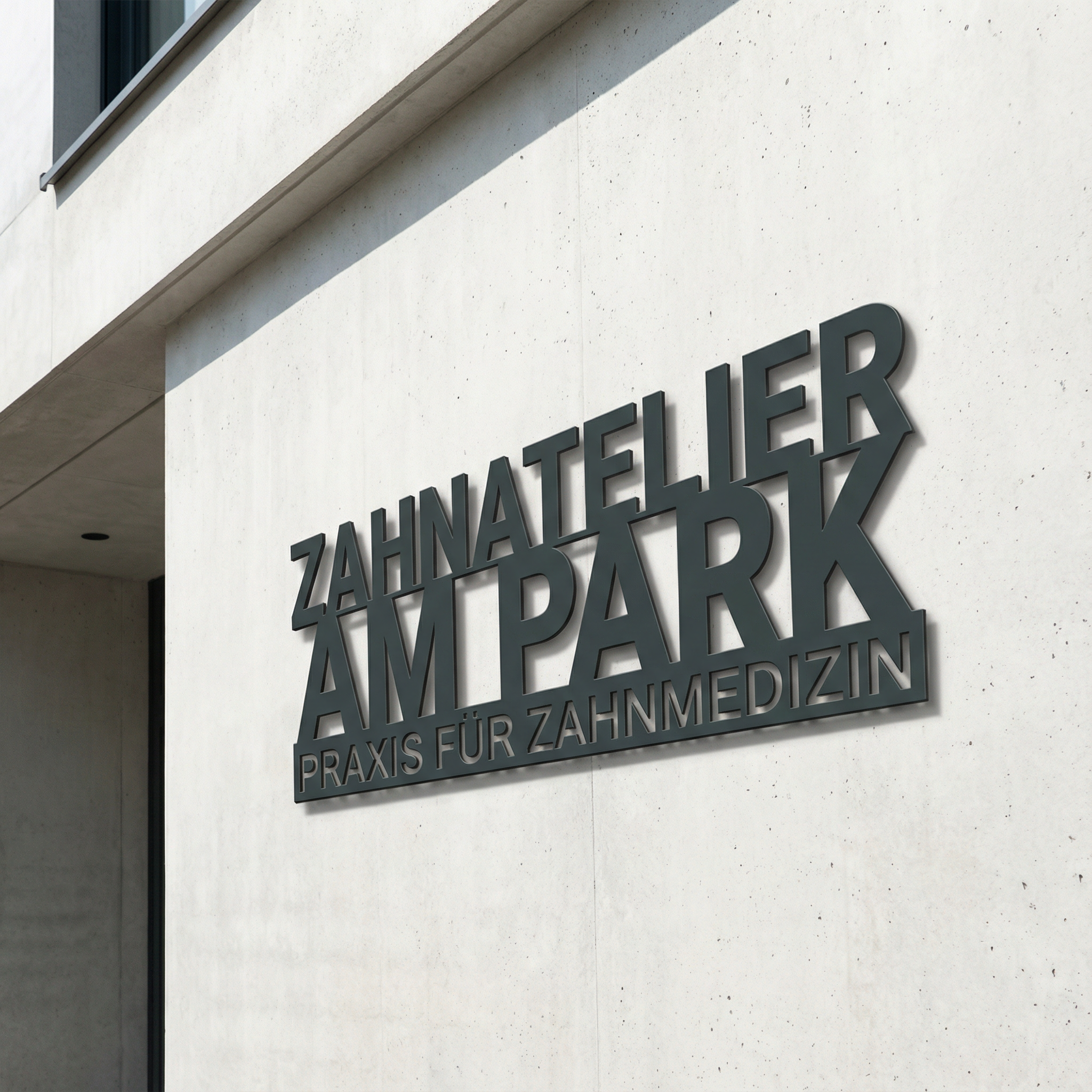 3D-Firmenschild aus V2A Edelstahl an Hauswand, Schriftzug „Zahnatelier Am Park“ für Zahnarztpraxis