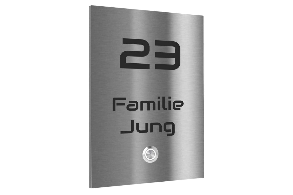 Moderne Türklingel aus gebürstetem V2A Edelstahl mit Gravur „23 Familie Jung“ und integriertem LED-Taster, wetterfest und langlebig.